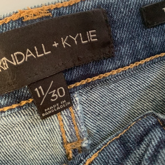 Kendall + Kylie Shorts Size 11/30 High rise NWT  Stretch Denim - Picture 9 of 9